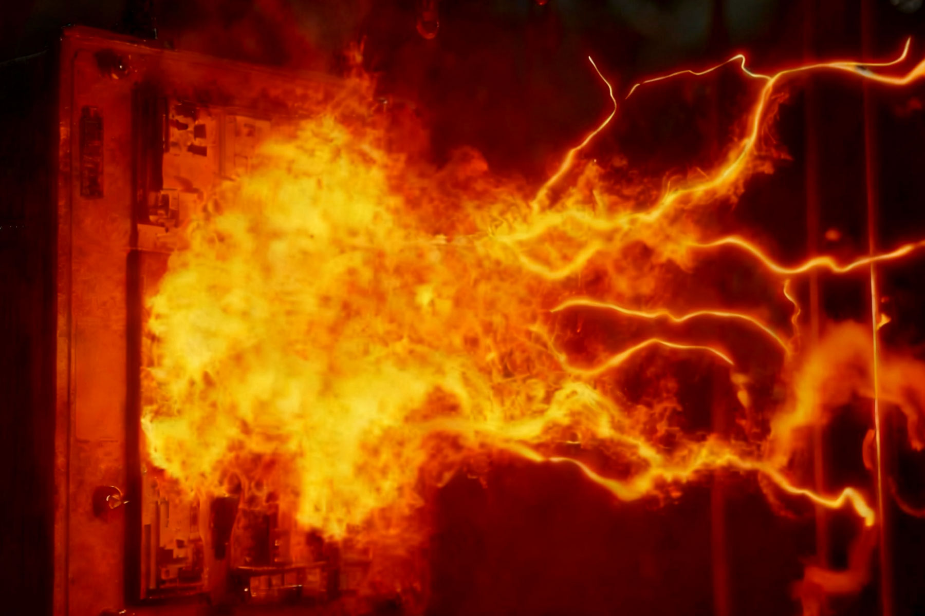 ক্যাপাসিটর ব্যাঙ্ক স্যুইচিংয়ের সাথে যুক্ত আর্ক ফ্ল্যাশ ঝুঁকিগুলি কী কী এবং কীভাবে সেগুলি প্রশমিত করা যায়?