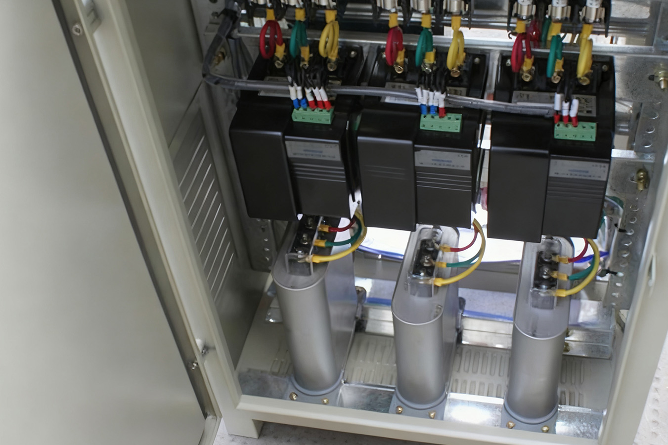 কীভাবে আমরা একটি জটিল বৈদ্যুতিক বিতরণ নেটওয়ার্কের মধ্যে স্ব-নিরাময় শান্ট ক্যাপাসিটারগুলির জন্য সর্বোত্তম অবস্থান নির্ধারণ করব?