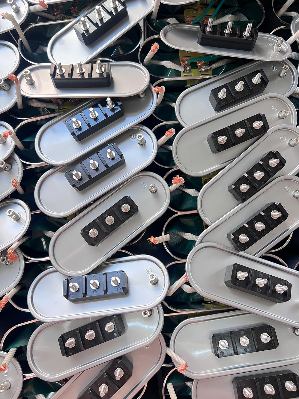 ক্যাপাসিটর পাওয়ার টার্মিনালগুলিকে সংযুক্ত করার সময় টর্কের মানগুলির তাত্পর্য কী এবং অনুপযুক্ত শক্ত হওয়ার ঝুঁকিগুলি কী কী?